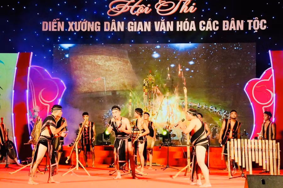 Tiết mục hát dân ca Bahnar Kon Pơlei Bân phi tơno đạt huy chương bạc tại Hội thi. Ảnh: A Lễu Tiết mục hát dân ca Bahnar Kon Pơlei Bân phi tơno đạt huy chương bạc tại Hội thi. Ảnh: A Lễu