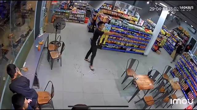 Giang hồ cầm dao yêu cầu đàn em chém tất cả người can ngăn. Ảnh: Nguyễn Tú Giang hồ cầm dao yêu cầu đàn em chém tất cả người can ngăn. Ảnh: Nguyễn Tú