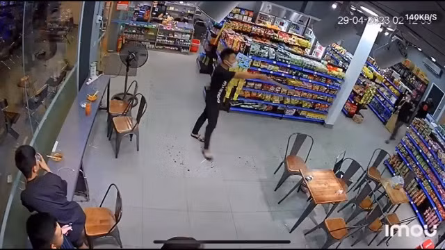 Giang hồ cầm dao yêu cầu đàn em chém tất cả người can ngăn. Ảnh: Nguyễn Tú