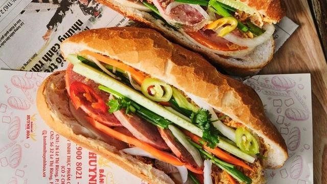 Ổ bánh mì đầy nhân.