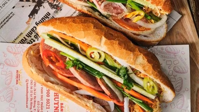 Ổ bánh mì đầy nhân.