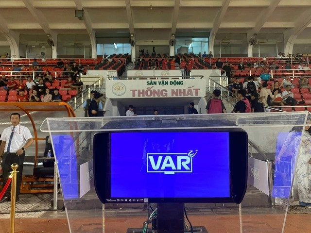 Công nghệ VAR có bước tiến lớn ở V-League 2024 - 2025. ẢNH: KHẢ HÒA