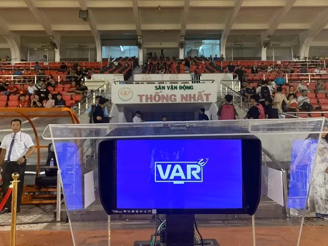 Công nghệ VAR có bước tiến lớn ở V-League 2024 - 2025. ẢNH: KHẢ HÒA