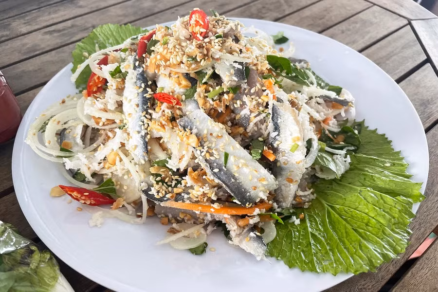 Gỏi cá trích. (Ảnh: CTV/Vietnam+)