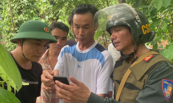 Người dân cung cấp thông tin cho lực lượng Công an truy bắt nhóm đối tượng khủng bố ở Đắk Lắk. Người dân cung cấp thông tin cho lực lượng Công an truy bắt nhóm đối tượng khủng bố ở Đắk Lắk.