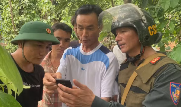 Người dân cung cấp thông tin cho lực lượng Công an truy bắt nhóm đối tượng khủng bố ở Đắk Lắk.