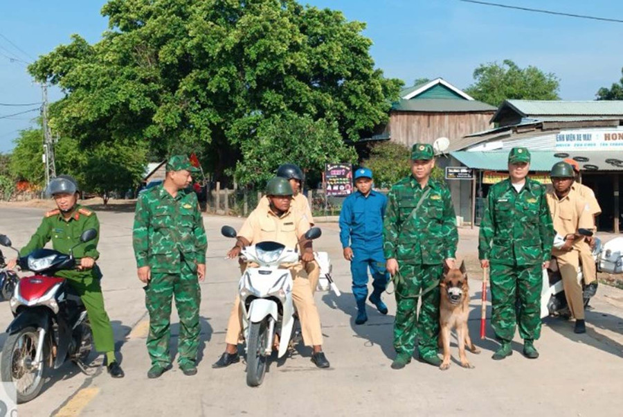 Đại úy Mạnh cùng các lực lượng tham gia tuần tra ở khu vực biên giới. Ảnh: Thiên Di Đại úy Mạnh cùng các lực lượng tham gia tuần tra ở khu vực biên giới. Ảnh: Thiên Di