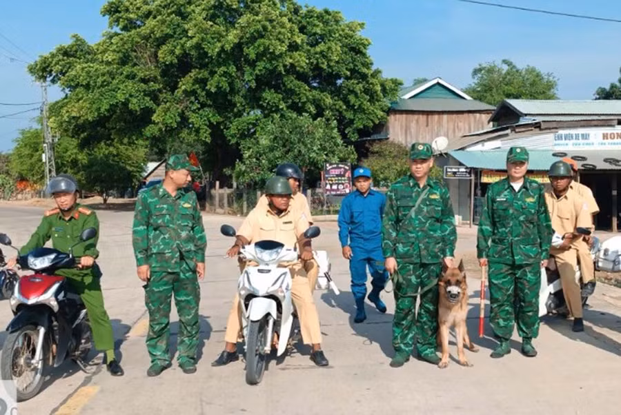 Đại úy Mạnh cùng các lực lượng tham gia tuần tra ở khu vực biên giới. Ảnh: Thiên Di