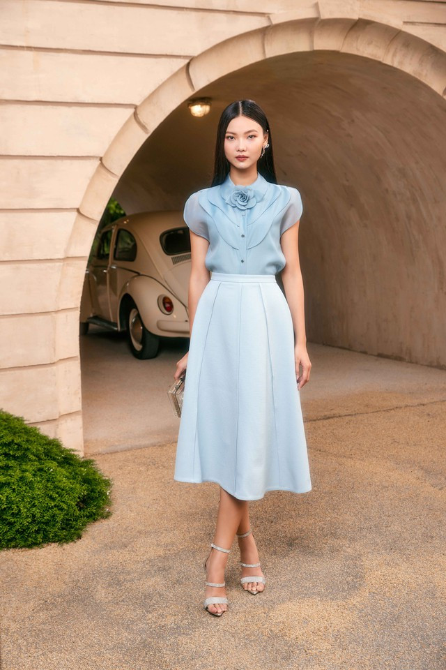 Hai sắc độ xanh khác nhau được kết hợp mượt mà trên một outfit giúp không gian xung quanh nàng cũng trở nên xanh mát dễ chịu hơn. Khi mặc trang phục kết hợp từ 2 item trở lên, nàng nên chú ý đến độ dài của từng món đồ để có thể tạo ra tỉ lệ hợp lý và cân đối cho outfit.