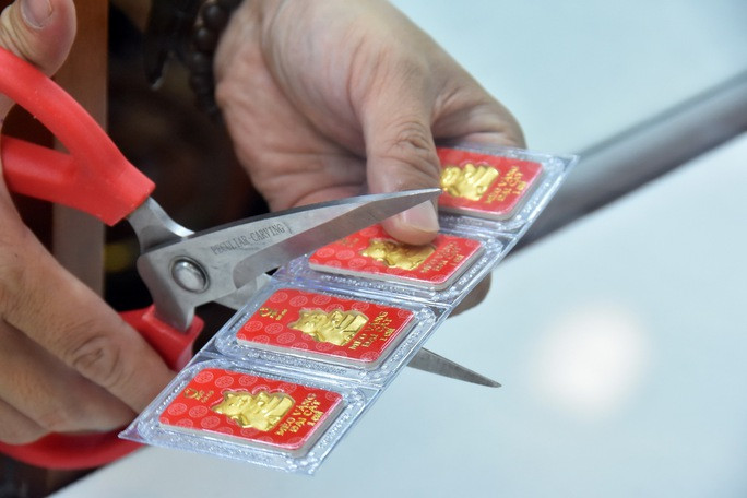 Giá vàng thế giới lúc 6 giờ ngày 2-5 xuống còn 1.980 UDS/ounce sau khi bị bán rất mạnh từ mức giá cao nhất trong phiên giao dịch đêm qua là 2.005 USD/ounce. Giá vàng thế giới lúc 6 giờ ngày 2-5 xuống còn 1.980 UDS/ounce sau khi bị bán rất mạnh từ mức giá cao nhất trong phiên giao dịch đêm qua là 2.005 USD/ounce.