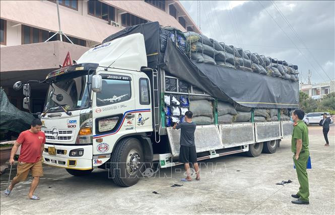 Xe tải chở rượu lậu được đưa về trụ sở Công an tỉnh Phú Yên để kiểm tra.