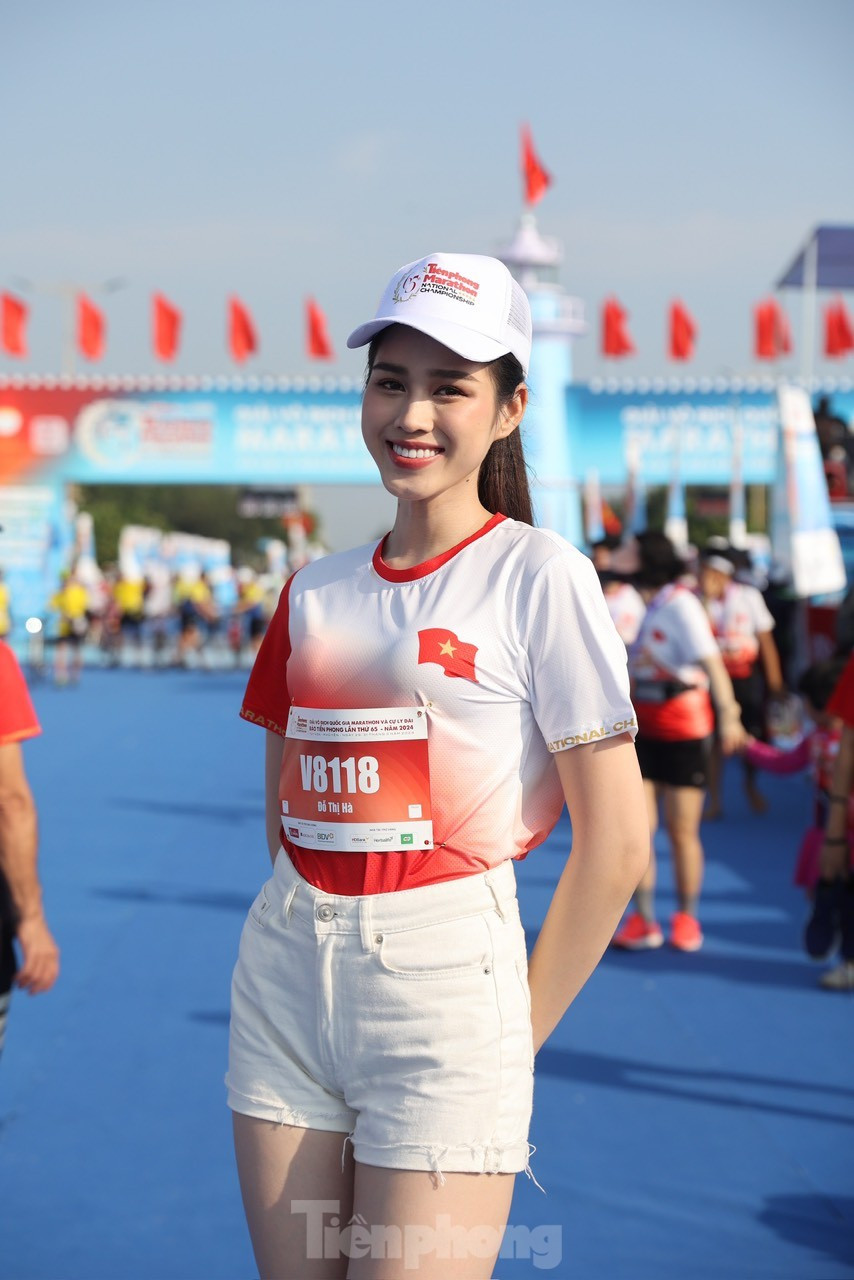 Hoa hậu Việt Nam 2020 Đỗ Thị Hà rạng rỡ ở Tiền Phong Marathon 2024. Đỗ Thị Hà luôn nổi bật với nhan sắc và đôi chân thẳng tắp. Cô hào hứng tiếp tục đồng hành với Tiền Phong Marathon, bởi mỗi năm tổ chức lại có dịp khám phá thêm vùng đất và con người trên dải đất hình chữ S. Hoa hậu Việt Nam 2020 Đỗ Thị Hà rạng rỡ ở Tiền Phong Marathon 2024. Đỗ Thị Hà luôn nổi bật với nhan sắc và đôi chân thẳng tắp. Cô hào hứng tiếp tục đồng hành với Tiền Phong Marathon, bởi mỗi năm tổ chức lại có dịp khám phá thêm vùng đất và con người trên dải đất hình chữ S.