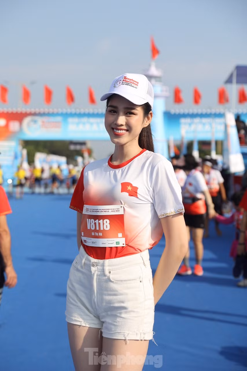 Hoa hậu Việt Nam 2020 Đỗ Thị Hà rạng rỡ ở Tiền Phong Marathon 2024. Đỗ Thị Hà luôn nổi bật với nhan sắc và đôi chân thẳng tắp. Cô hào hứng tiếp tục đồng hành với Tiền Phong Marathon, bởi mỗi năm tổ chức lại có dịp khám phá thêm vùng đất và con người trên dải đất hình chữ S.
