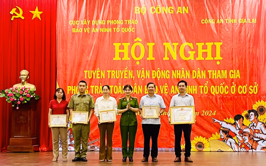 3 tập thể và 3 cá nhân nhận bằng khen của Chủ tịch UBND tỉnh Gia Lai vì đã có thành tích xuất sắc trong phong trào “Toàn dân bảo vệ an ninh Tổ quốc” năm 2023. Ảnh: Nguyễn Sang