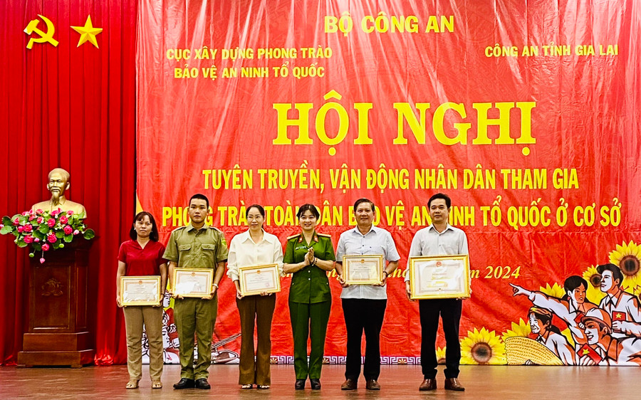 3 tập thể và 3 cá nhân nhận bằng khen của Chủ tịch UBND tỉnh Gia Lai vì đã có thành tích xuất sắc trong phong trào “Toàn dân bảo vệ an ninh Tổ quốc” năm 2023. Ảnh: Nguyễn Sang