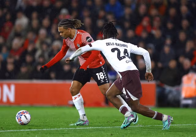 Sekou Mara lập cú đúp từ các pha kiến tạo của Che Adams