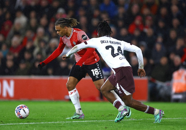 Sekou Mara lập cú đúp từ các pha kiến tạo của Che Adams Sekou Mara lập cú đúp từ các pha kiến tạo của Che Adams