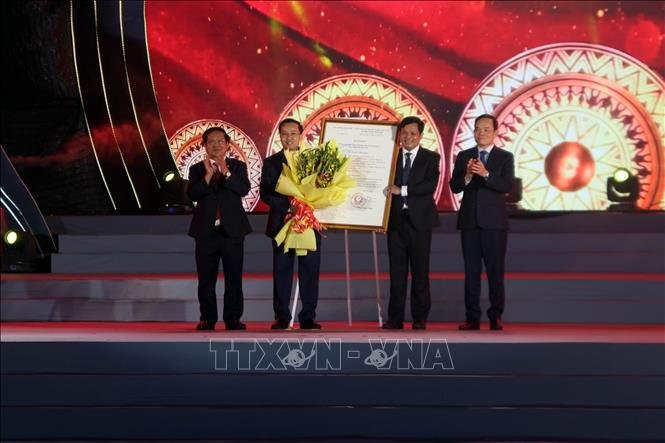 Phó Thủ tướng Chính phủ Trần Lưu Quang trao Quyết định của Thủ tướng Chính phủ công nhận thành phố Kon Tum là Đô thị loại II trực thuộc tỉnh Kon Tum. Ảnh: Khoa Chương - TTXVN Phó Thủ tướng Chính phủ Trần Lưu Quang trao Quyết định của Thủ tướng Chính phủ công nhận thành phố Kon Tum là Đô thị loại II trực thuộc tỉnh Kon Tum. Ảnh: Khoa Chương - TTXVN