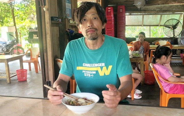 Nam du khách người Hàn Quốc dùng món mỳ Quảng đặc sản Quảng Nam sau khi được lực lượng Công an xã Trà Tân hỗ trợ liên lạc với người nhà Nam du khách người Hàn Quốc dùng món mỳ Quảng đặc sản Quảng Nam sau khi được lực lượng Công an xã Trà Tân hỗ trợ liên lạc với người nhà