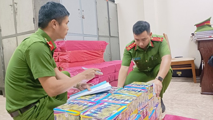 Công an bóc mẽ bí mật bên trong khoang độ chế xe tải - Ảnh 2. Hơn 410kg pháo lậu cất giấu trong khoang độ chế thùng xe tải