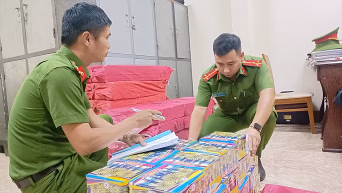 Hơn 410kg pháo lậu cất giấu trong khoang độ chế thùng xe tải