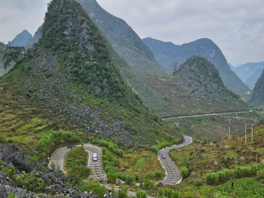 Hà Giang chuẩn bị thu phí vào Cao nguyên đá Đồng Văn - Ảnh 1. Cao nguyên đá Đồng Văn là sự kết hợp ngoạn mục và độc đáo giữa những đỉnh núi cao vút và hẻm vực sâu thẳm, với đỉnh cao nhất là Mèo Vạc (1.971m) và hẻm sâu nhất - Tu Sản, có chiều sâu vách đá lên tới hơn 700m. Ảnh: NTT