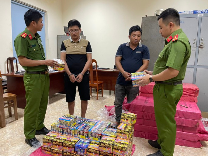 Công an bóc mẽ bí mật bên trong khoang độ chế xe tải - Ảnh 1. Hai đối tượng Nguyễn Sỹ Trường và Nguyễn Sỹ Hùng tại cơ quan công an