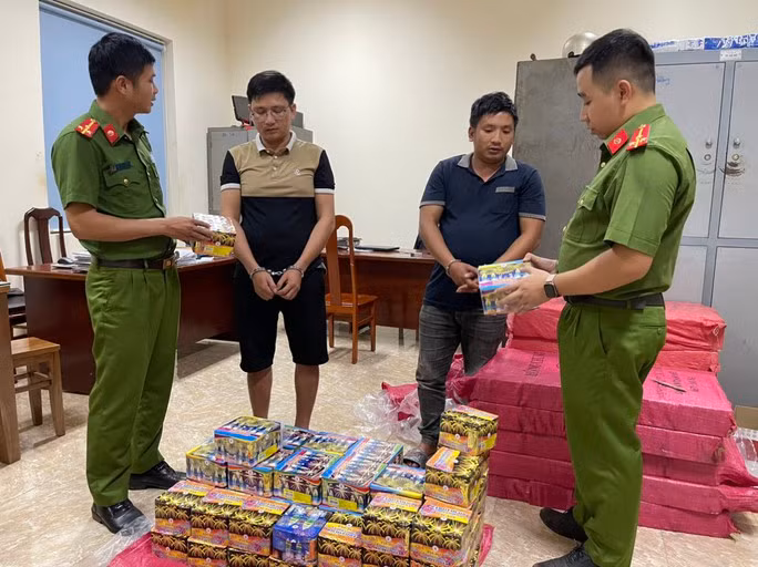 Hai đối tượng Nguyễn Sỹ Trường và Nguyễn Sỹ Hùng tại cơ quan công an