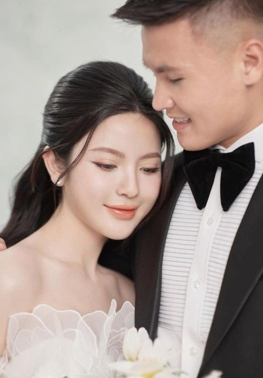 Trước đám cưới, cầu thủ thuộc biên chế CLB bóng đá Công an Hà Nội tập trung cho trận tuyển Việt Nam gặp Indonesia trên sân Mỹ Đình ở vòng loại thứ hai World Cup 2026, ngày 26/3. Đơn vị thiết kế đang trong quá trình hoàn thành dựng rạp cưới trên sân bóng tuổi thơ của cầu thủ sinh năm 1997. Quy mô được cho là lớn hơn nhiều so với đám hỏi hồi đầu năm 2024. Phía đơn vị thiết kế cho biết đây là một trong những rạp cưới “siêu to khổng lồ” mà họ từng thiết kế và thi công, với diện tích gần 2000 m2 cùng rất nhiều các chi tiết trang trí độc đáo. Ảnh: Linh Le Chi. Trước đám cưới, cầu thủ thuộc biên chế CLB bóng đá Công an Hà Nội tập trung cho trận tuyển Việt Nam gặp Indonesia trên sân Mỹ Đình ở vòng loại thứ hai World Cup 2026, ngày 26/3. Đơn vị thiết kế đang trong quá trình hoàn thành dựng rạp cưới trên sân bóng tuổi thơ của cầu thủ sinh năm 1997. Quy mô được cho là lớn hơn nhiều so với đám hỏi hồi đầu năm 2024. Phía đơn vị thiết kế cho biết đây là một trong những rạp cưới “siêu to khổng lồ” mà họ từng thiết kế và thi công, với diện tích gần 2000 m2 cùng rất nhiều các chi tiết trang trí độc đáo. Ảnh: Linh Le Chi.