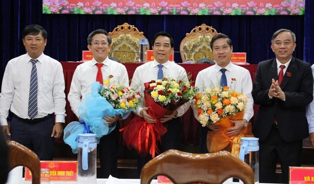 Ông Lương Nguyễn Minh Triết-Bí thư Tỉnh ủy Quảng Nam (ngoài cùng bên trái), tặng hoa chúc mừng các ông: Trần Nam Hưng, Lê Văn Dũng, Phan Thái Bình (thứ 2, 3, 4 từ trái qua) tại HĐND tỉnh Quảng Nam khóa X vào sáng 21-6. Ảnh: MẠNH CƯỜNG/TNO Ông Lương Nguyễn Minh Triết-Bí thư Tỉnh ủy Quảng Nam (ngoài cùng bên trái), tặng hoa chúc mừng các ông: Trần Nam Hưng, Lê Văn Dũng, Phan Thái Bình (thứ 2, 3, 4 từ trái qua) tại HĐND tỉnh Quảng Nam khóa X vào sáng 21-6. Ảnh: MẠNH CƯỜNG/TNO