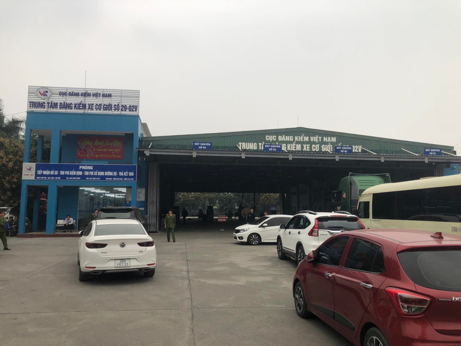 Hình ảnh hôm cơ quan công an khám xét tại Trung tâm đăng kiểm xe cơ giới 29-02V. Ảnh: Công an cung cấp Hình ảnh hôm cơ quan công an khám xét tại Trung tâm đăng kiểm xe cơ giới 29-02V. Ảnh: Công an cung cấp