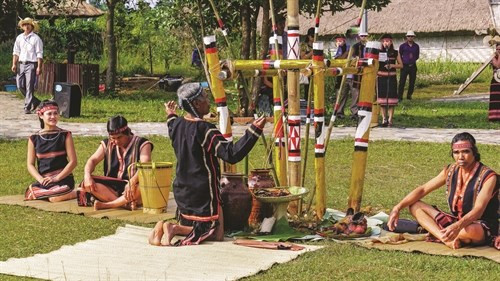 Già làng làm lễ tuyên bố lý do, nói về công lao của cha mẹ với con cái. Ảnh: Tuấn Nguyễn/baodantocmiennui Già làng làm lễ tuyên bố lý do, nói về công lao của cha mẹ với con cái. Ảnh: Tuấn Nguyễn/baodantocmiennui
