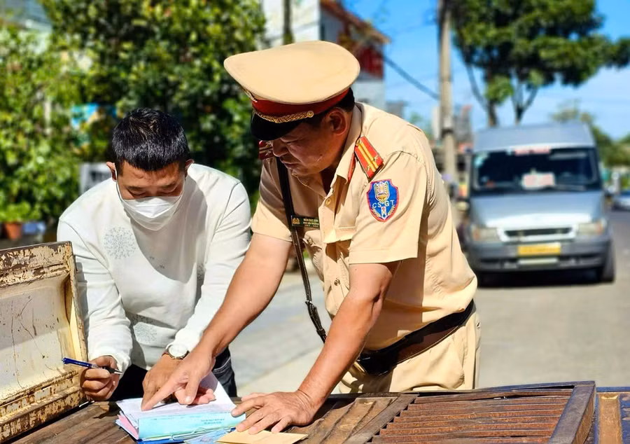 Lực lượng Cảnh sát giao thông tăng cường công tác xử lý vi phạm trật tự, an toàn giao thông là nguyên nhân chính dẫn đến tai nạn giao thông. Ảnh: M.P