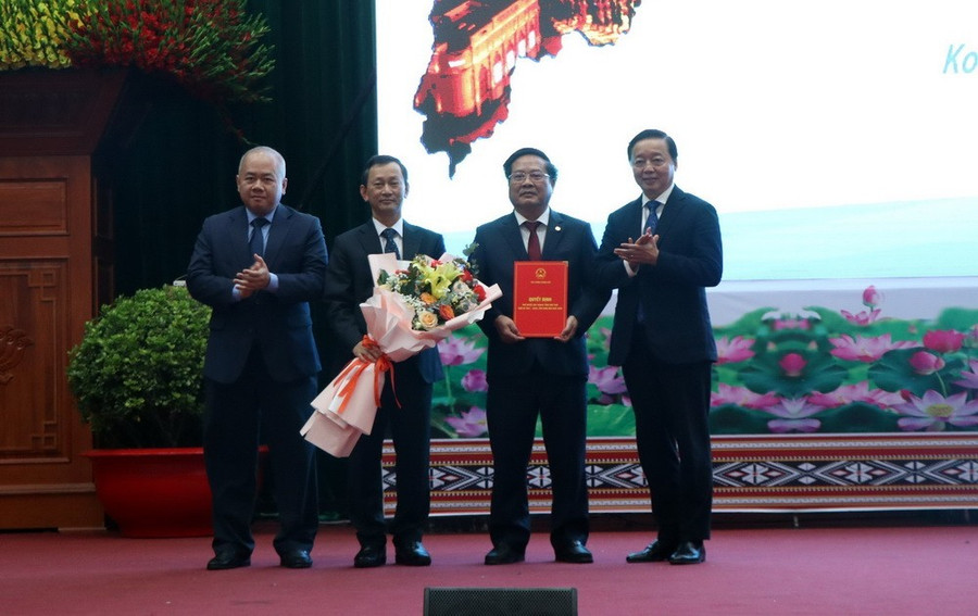 Phó Thủ tướng Trần Hồng Hà trao Quy hoạch tỉnh Kon Tum thời kỳ 2021-2030, tầm nhìn đến 2050 cho lãnh đạo tỉnh Kon Tum. (Ảnh : Cao Nguyên/TTXVN)