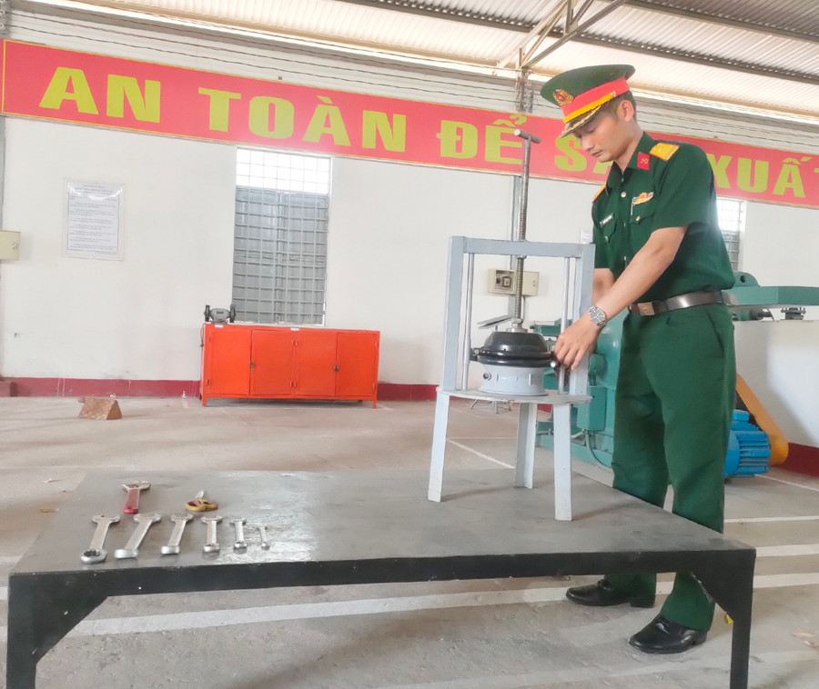 Thiếu tá Trương Ngọc Chung và sáng kiến Gía van tháo đầu phanh lốc kê ô tô. Ảnh: V.H Thiếu tá Trương Ngọc Chung và sáng kiến Gía van tháo đầu phanh lốc kê ô tô. Ảnh: V.H