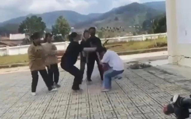 Nhiều học sinh đứng nhìn cảnh nữ sinh áo đen đánh học sinh áo trắng. CẮT TỪ CLIP Nhiều học sinh đứng nhìn cảnh nữ sinh áo đen đánh học sinh áo trắng. CẮT TỪ CLIP