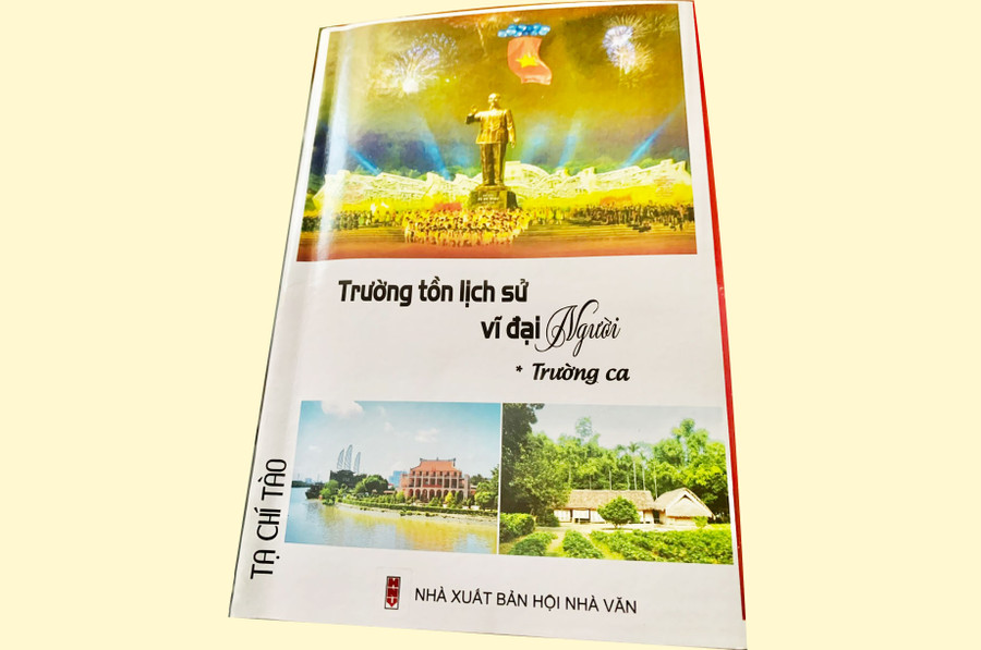 Bìa tập trường ca “Trường tồn lịch sử vĩ đại Người”. Ảnh: B.Q.V Bìa tập trường ca “Trường tồn lịch sử vĩ đại Người”. Ảnh: B.Q.V