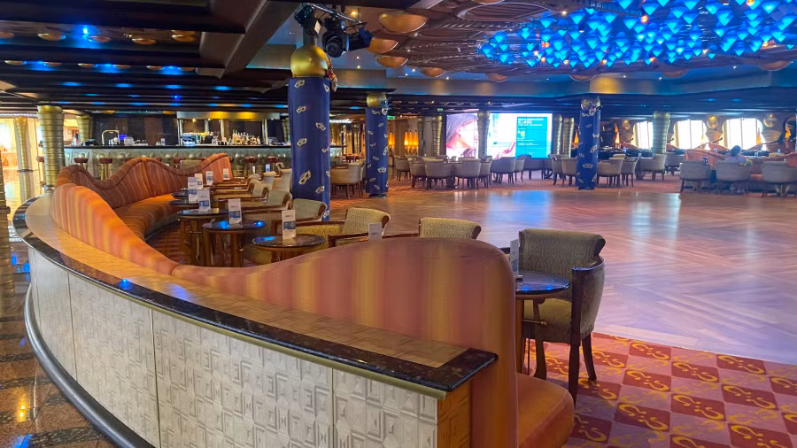 Con tàu có nhiều nhà hàng, cùng lúc phục vụ hàng trăm thực khách. Ảnh: HOÀNG TRUNG