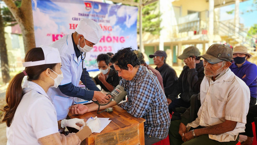 Y-bác sĩ Trung tâm Y tế TP. Pleiku khám bệnh cho người dân làng Ia Nueng, xã Biển Hồ, TP. Pleiku. Ảnh: Minh Nhật