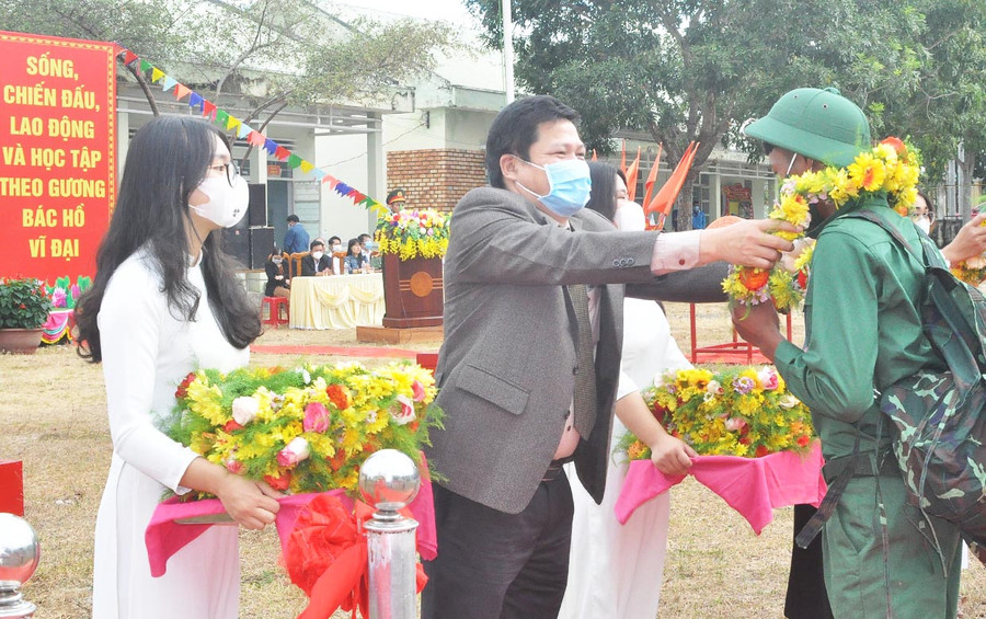 Ủy viên Ban Thường vụ Tỉnh ủy, Phó Chủ tịch Thường trực HĐND tỉnh Trương Văn Đạt động viên, tặng hoa cho các thanh niên huyện Ia Pa tại lễ giao-nhận quân. Ảnh: R'Ô HOK Ủy viên Ban Thường vụ Tỉnh ủy, Phó Chủ tịch Thường trực HĐND tỉnh Trương Văn Đạt động viên, tặng hoa cho các thanh niên huyện Ia Pa tại lễ giao-nhận quân. Ảnh: R'Ô HOK