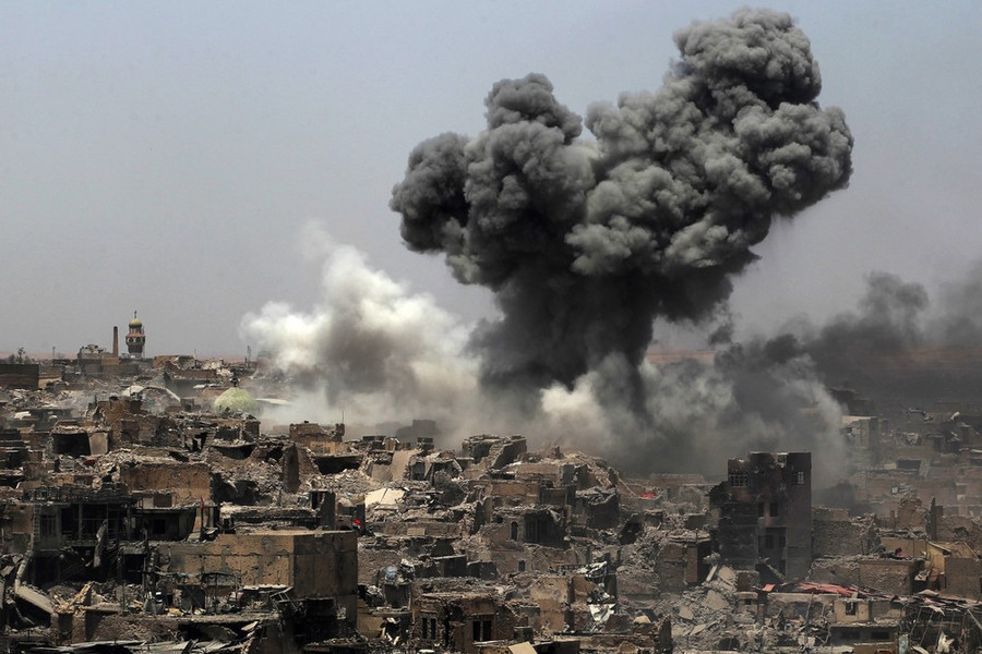 Khói bốc lên sau một vụ không kích tại Mosul, Iraq. (Ảnh: AFP/TTXVN) Khói bốc lên sau một vụ không kích tại Mosul, Iraq. (Ảnh: AFP/TTXVN)
