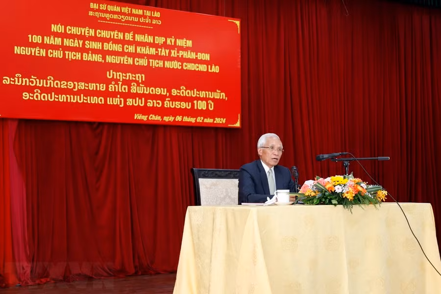 Bí thư Trung ương Đảng, Trưởng Ban Tuyên huấn Trung ương Đảng Nhân dân Cách mạng Lào, ông Khamphan Pheuyavong nói chuyện về cuộc đời và sự nghiệp của Chủ tịch Khamtay Siphandone tại sự kiện. (Ảnh: Phạm Kiên/TTXVN) Bí thư Trung ương Đảng, Trưởng Ban Tuyên huấn Trung ương Đảng Nhân dân Cách mạng Lào, ông Khamphan Pheuyavong nói chuyện về cuộc đời và sự nghiệp của Chủ tịch Khamtay Siphandone tại sự kiện. (Ảnh: Phạm Kiên/TTXVN)