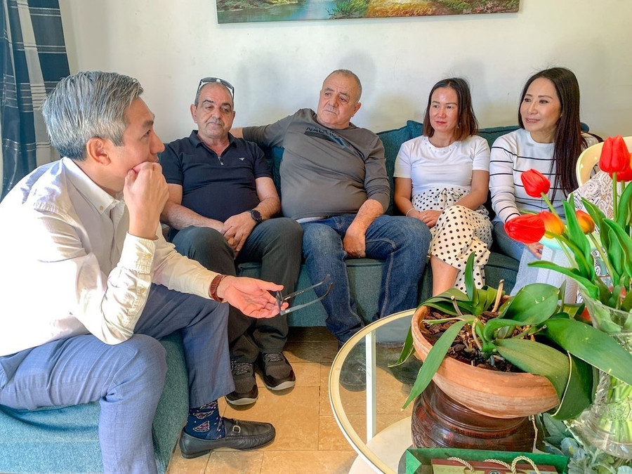 Đại sứ Việt Nam tại Israel Lý Đức Trung (trái) gặp gỡ các gia đình người Việt tại Israel. (Ảnh: Vũ Hội/TTXVN)