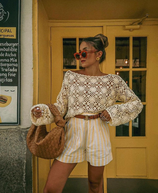 Vì là thời trang handmade nên những thiết kế crochet cực kì đa dạng để bạn thỏa sức sáng tạo. Họa tiết quả trám hay ô vuông dần thay thế bằng những bông hoa cúc bắt mắt và được kết hợp đồng điệu cùng quần shorts vải hay ren lưới. Vì là thời trang handmade nên những thiết kế crochet cực kì đa dạng để bạn thỏa sức sáng tạo. Họa tiết quả trám hay ô vuông dần thay thế bằng những bông hoa cúc bắt mắt và được kết hợp đồng điệu cùng quần shorts vải hay ren lưới.