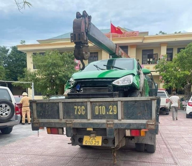 Chiếc xe taxi bị hư hỏng nặng, phải dùng xe cẩu về trụ sở công an để phục vụ công tác điều tra. Chiếc xe taxi bị hư hỏng nặng, phải dùng xe cẩu về trụ sở công an để phục vụ công tác điều tra.