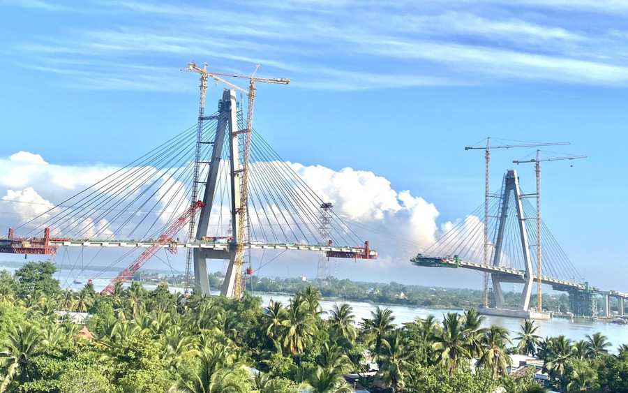 Ngày 28/7, đại diện Ban Quản lý dự án 7, Bộ GTVT (đại diện chủ đầu tư) cho biết, tiến độ thi công dự án cầu Mỹ Thuận 2 đến nay đã đạt 86%. Trong ảnh: Cầu Mỹ Thuận 2 đang dần thành hình.