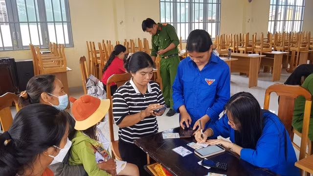 Đoàn viên, thành niên và Công an H. Bảo Lâm giúp người dân cài đặt định danh cá nhân. Ảnh HUYỆN ĐOÀN BẢO LÂM