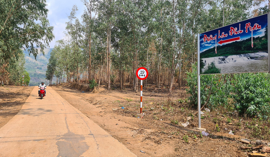 Đường đến làng Pyầu được đổ bê tông thông suốt giúp người dân đi lại thuận tiện. Ảnh: Nguyễn Diệp Đường đến làng Pyầu được đổ bê tông thông suốt giúp người dân đi lại thuận tiện. Ảnh: Nguyễn Diệp