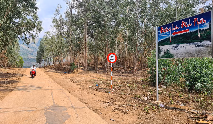 Đường đến làng Pyầu được đổ bê tông thông suốt giúp người dân đi lại thuận tiện. Ảnh: Nguyễn Diệp