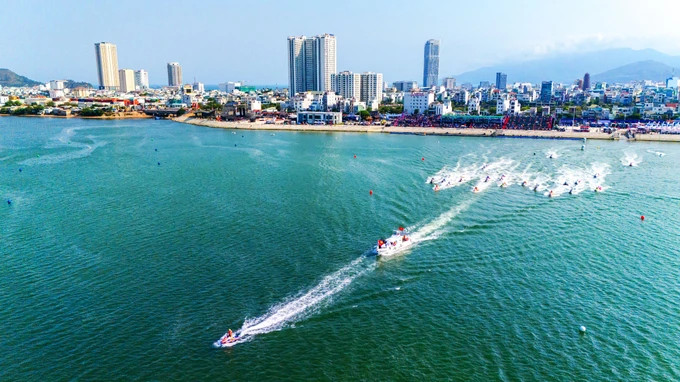 Để cổ vũ tinh thần thể thao và tinh thần hợp tác quốc tế trong giải đua, tỉnh Bình Định đã tổ chức tàu cảnh sát biển mang cờ Việt Nam và cờ ban tổ chức giải đua để diễu hành trước khi các tay đua tranh cúp vô địch vào chiều 24-3 Để cổ vũ tinh thần thể thao và tinh thần hợp tác quốc tế trong giải đua, tỉnh Bình Định đã tổ chức tàu cảnh sát biển mang cờ Việt Nam và cờ ban tổ chức giải đua để diễu hành trước khi các tay đua tranh cúp vô địch vào chiều 24-3